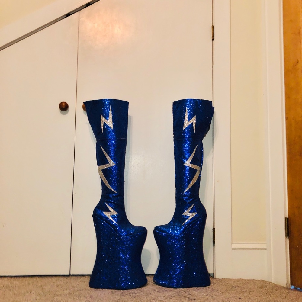 UNISEX BOOTS! NEVER WORN!